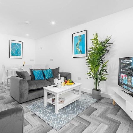 5 Bedroom House - 10 Guests - Multiple Off Street Parking - Garden - Smart Tv - Wifi - Contractors - Families - Groups เบอร์มิงแฮม ภายนอก รูปภาพ