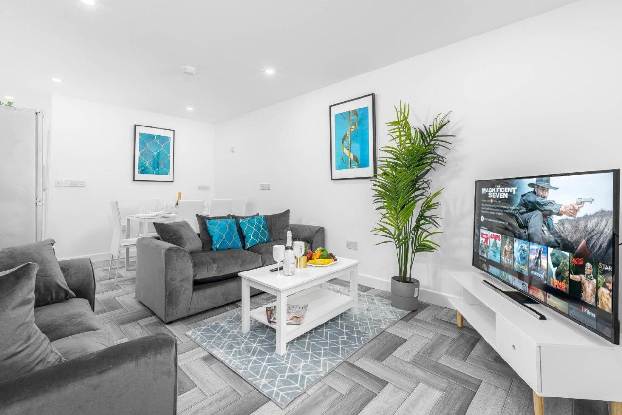 5 Bedroom House - 10 Guests - Multiple Off Street Parking - Garden - Smart Tv - Wifi - Contractors - Families - Groups เบอร์มิงแฮม ภายนอก รูปภาพ
