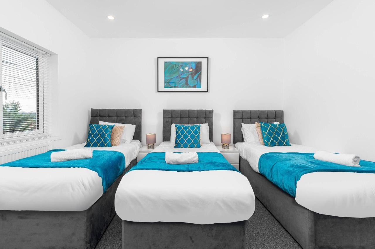 5 Bedroom House - 10 Guests - Multiple Off Street Parking - Garden - Smart Tv - Wifi - Contractors - Families - Groups เบอร์มิงแฮม ภายนอก รูปภาพ