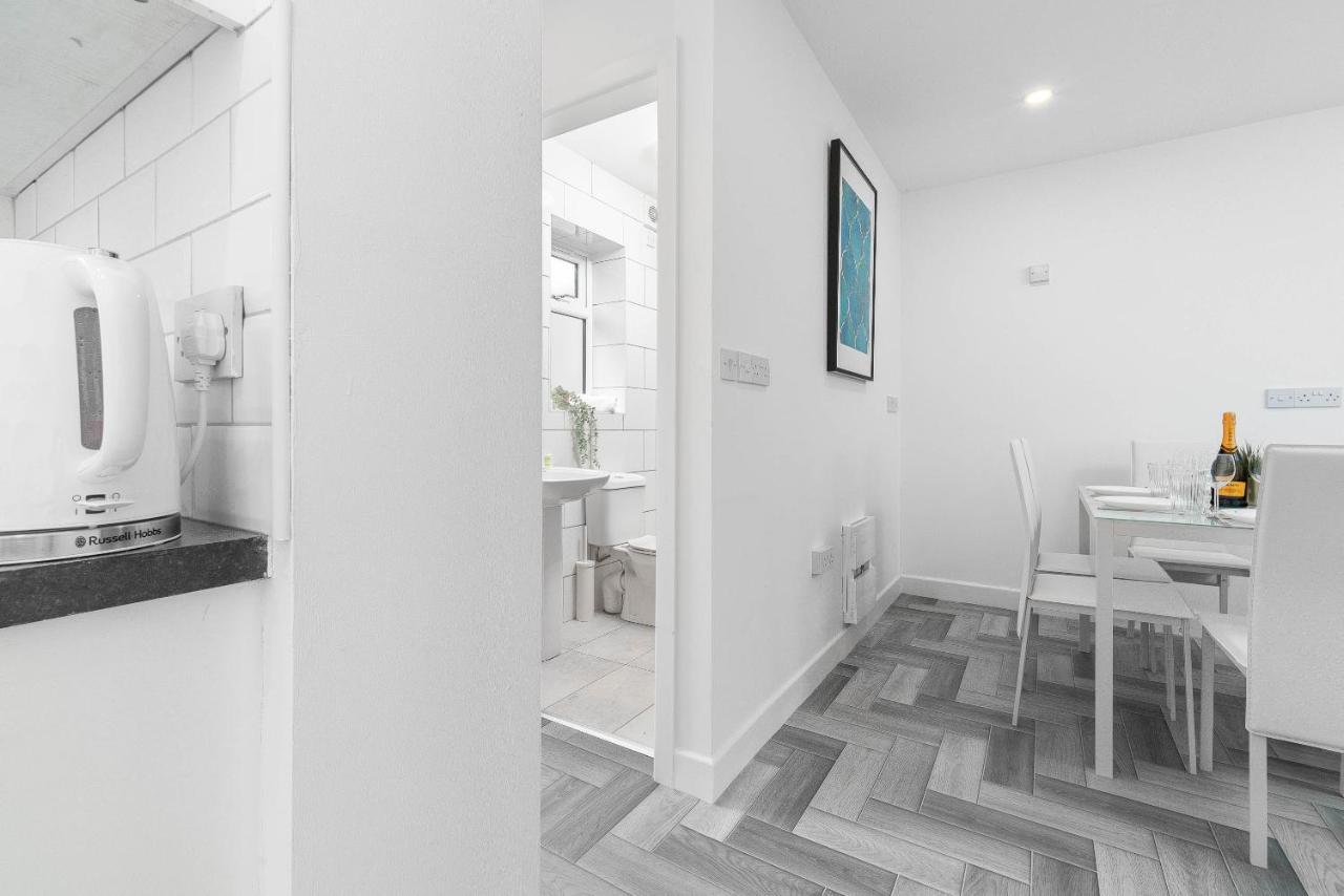 5 Bedroom House - 10 Guests - Multiple Off Street Parking - Garden - Smart Tv - Wifi - Contractors - Families - Groups เบอร์มิงแฮม ภายนอก รูปภาพ
