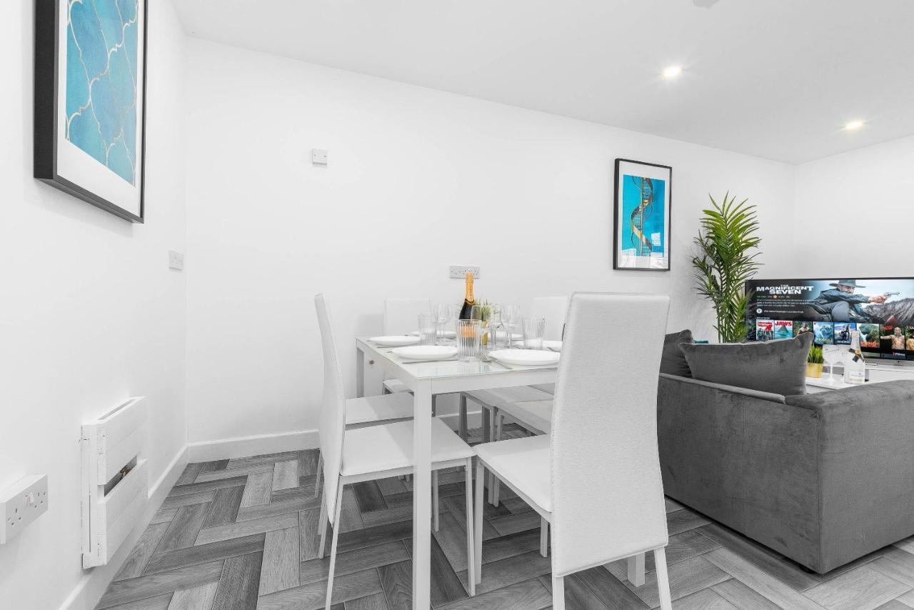 5 Bedroom House - 10 Guests - Multiple Off Street Parking - Garden - Smart Tv - Wifi - Contractors - Families - Groups เบอร์มิงแฮม ภายนอก รูปภาพ